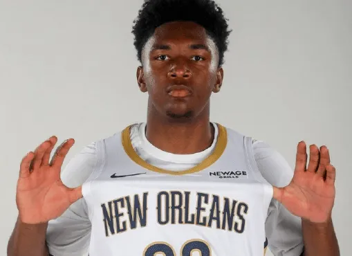 咪咕体育直播在线观看-德里克-奎因全场10投5中，得到10分13篮板5助攻